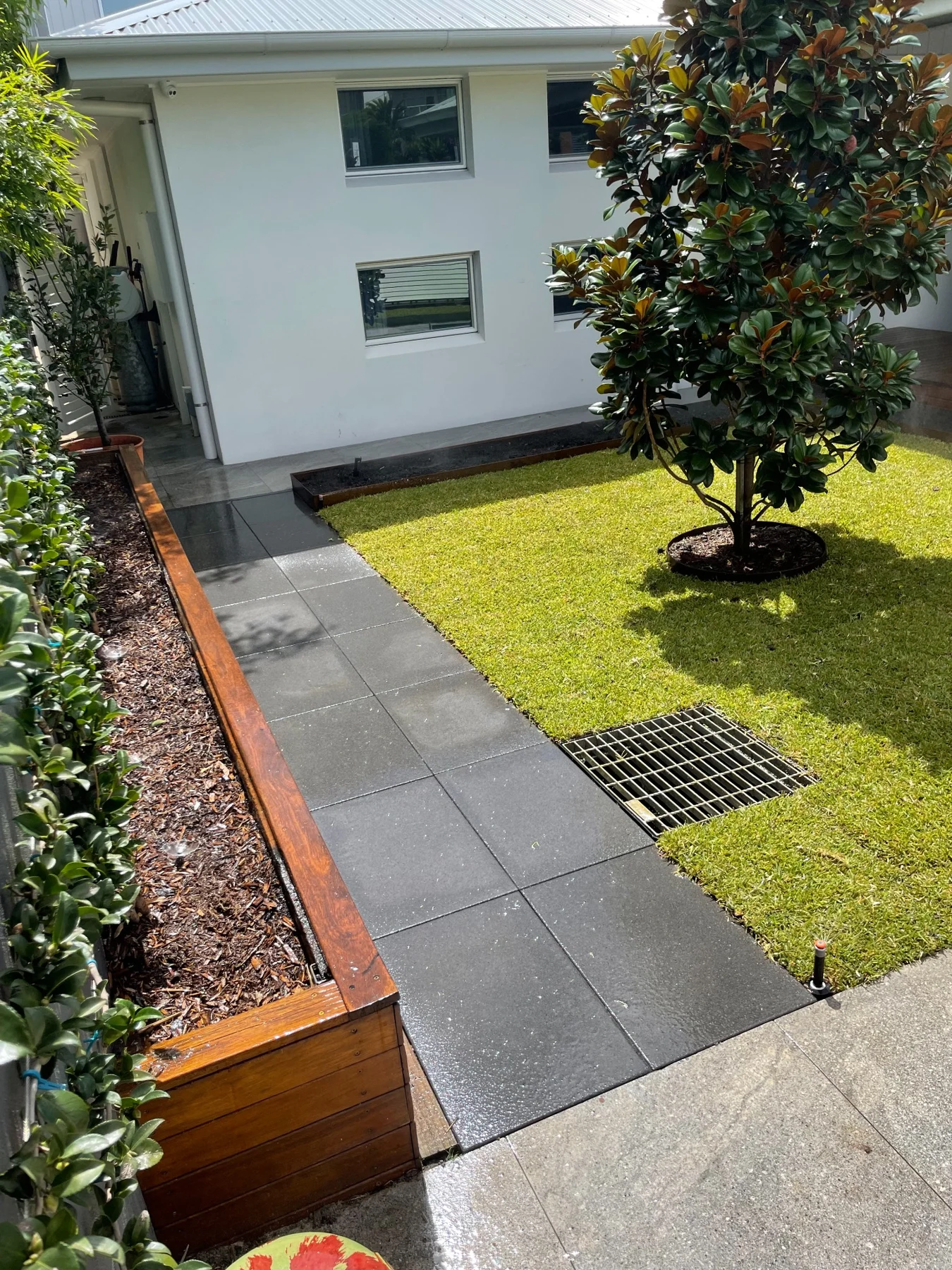 Clean lines at the entry